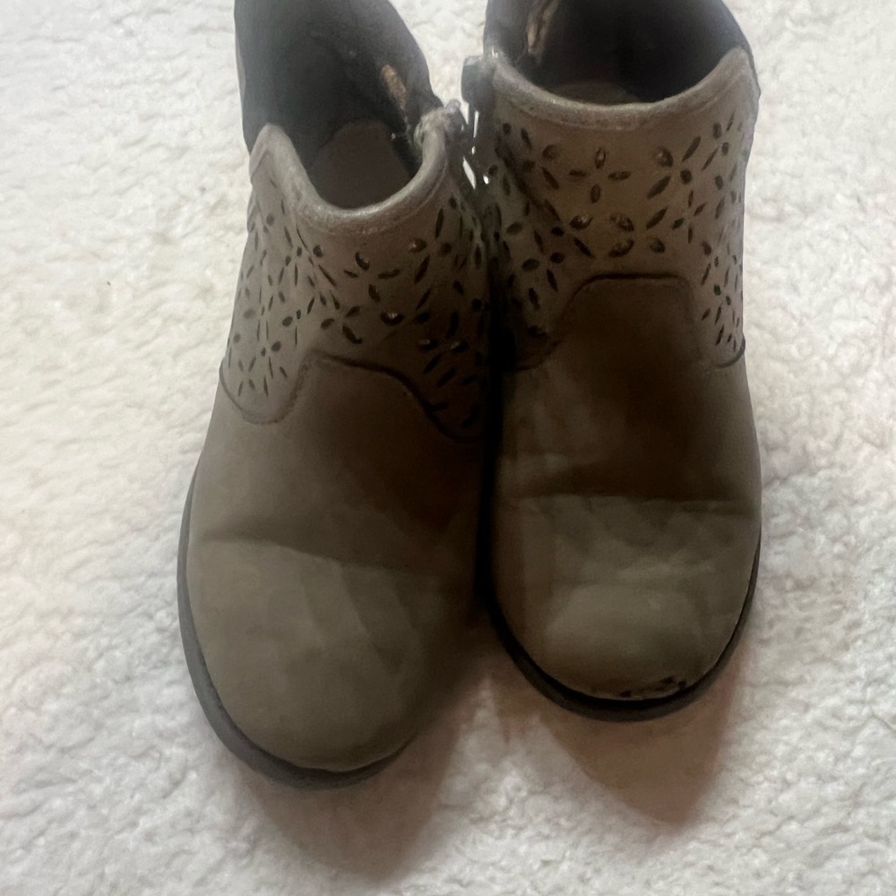Kids Oshkosh boots size 12